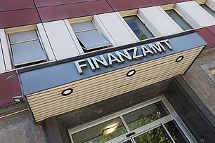 Ausschnitt Gebäude eines Finanzamtes mit Schriftzug