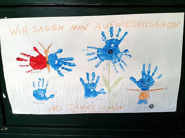 Bunte Handabdrücke von Kindern