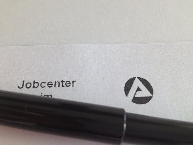 Dokument vom Jobcenter mit einem Stift darauf