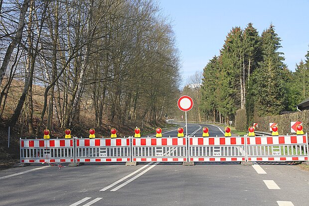 über Sraße Absperrgitter