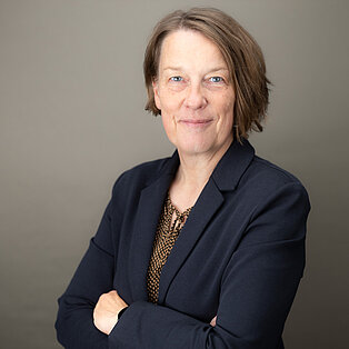 Claudia Democh mit verschränkten Armen im Profil 