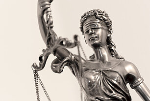 bronzestatue klein Justitia 