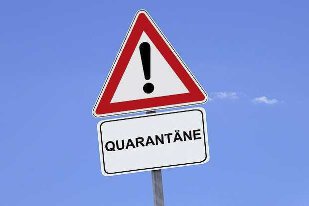 Warnschild mit dem Zusatz "Quarantäne"