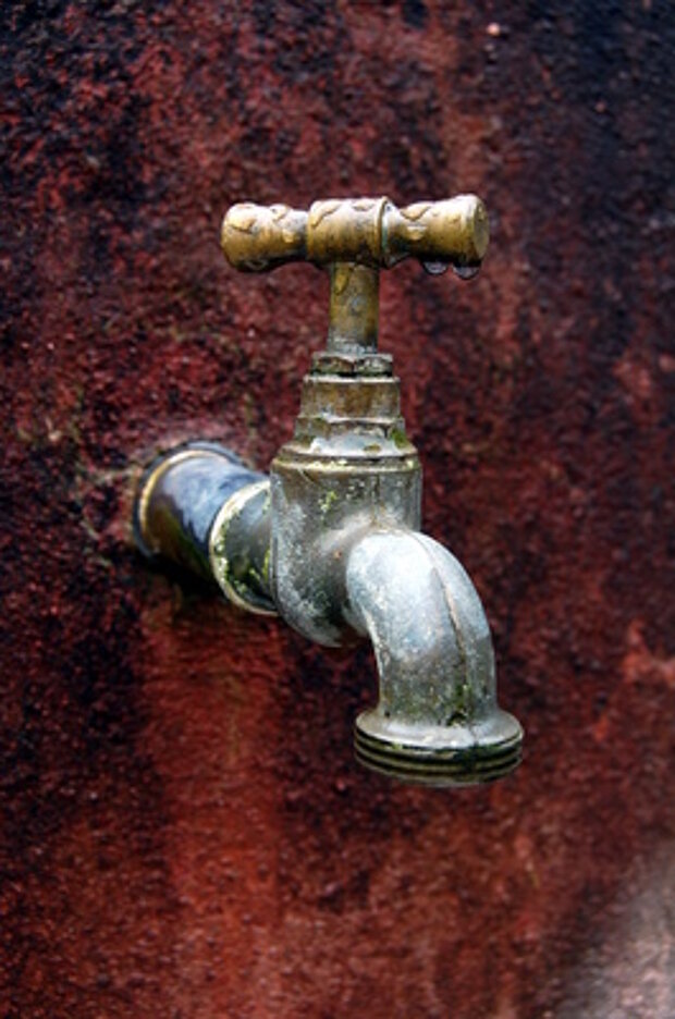 Wasserhahn alt