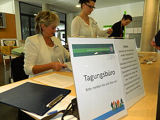 Schild mit der Aufschrift "Tagungsbüro"