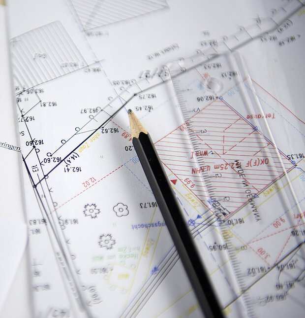Bauzeichnung mit einem Bleistift darauf