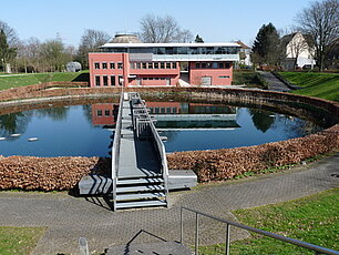 kleine Kläranlage mit Becken und Treppe