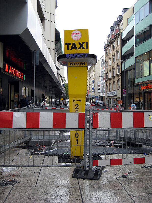 Absperranlage und geöffnete Straßendecke in Innenstadt