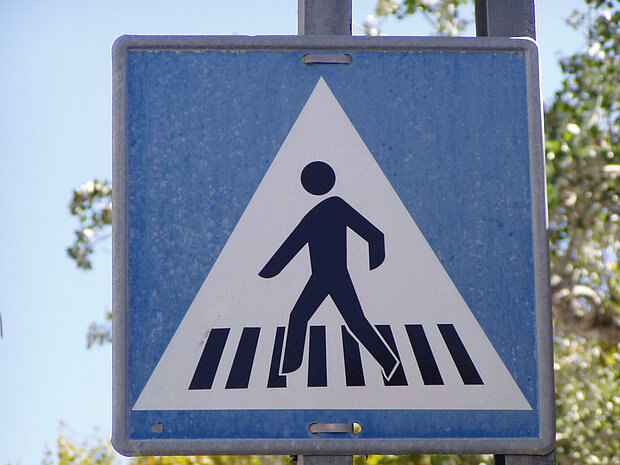 Verkehrsschild Fußgängerüberweg 