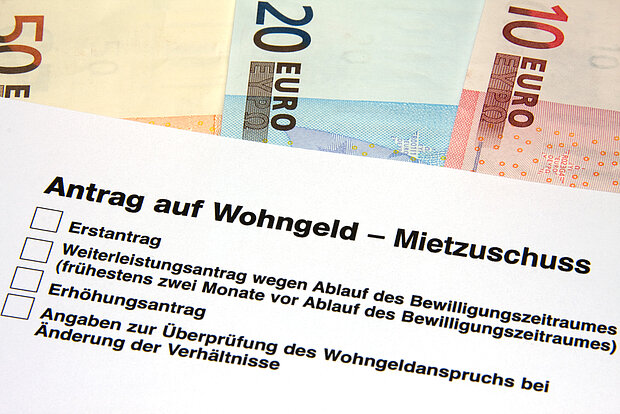 Formular Wohngeldantrag und Geldscheine