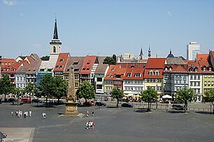 Blick auf Häuserzeile in Erfurt am Domplatz