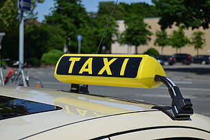 Taxi-Schild auf einem Auto