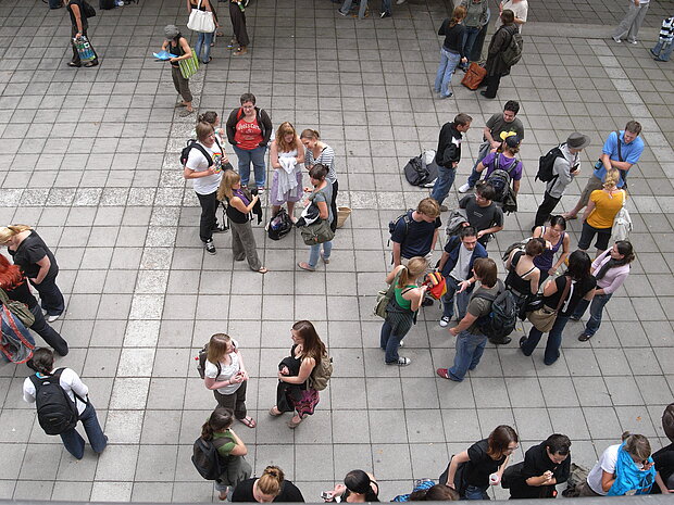 eine Gruppe Studierende auf einem Platz