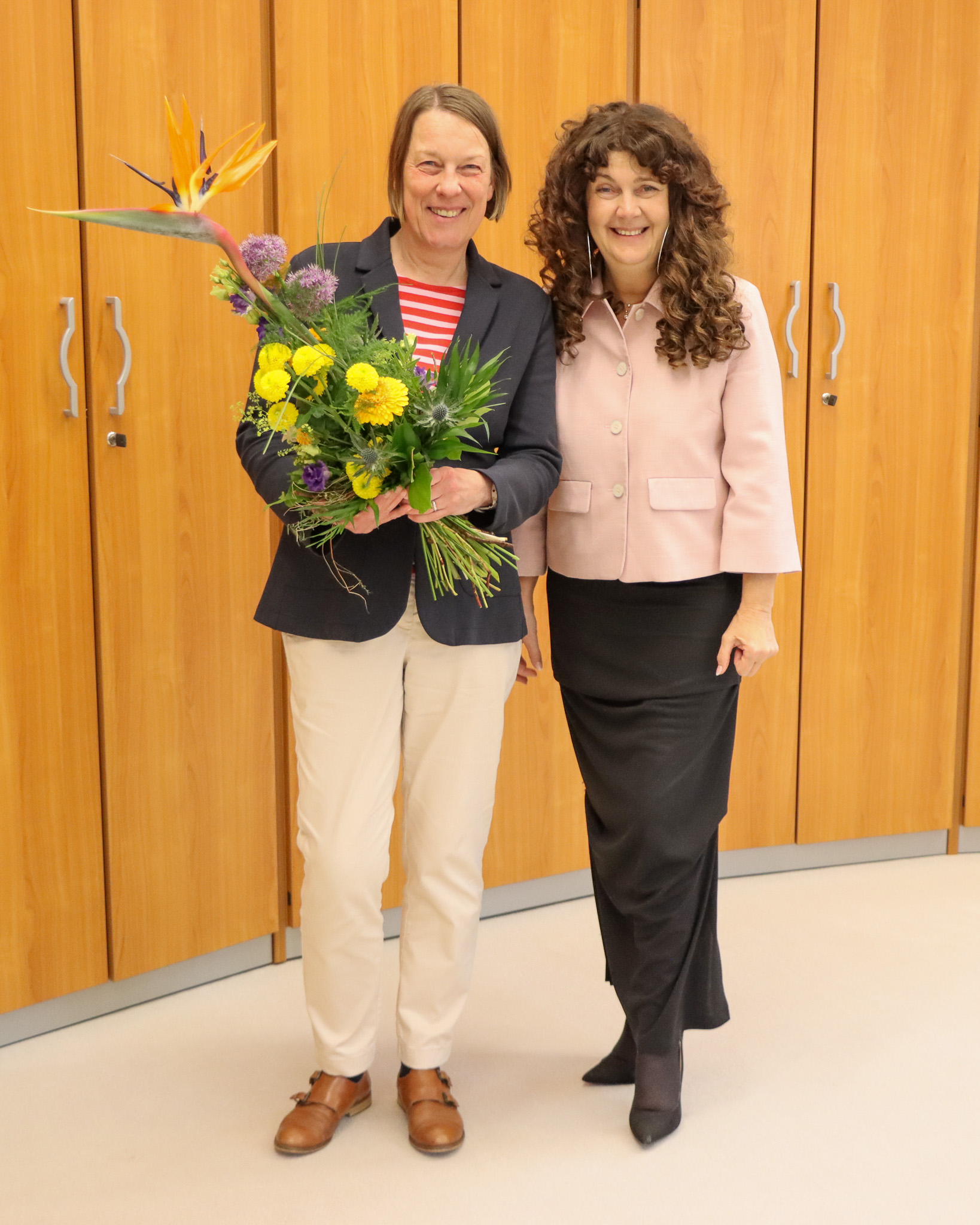Democh, mit Blumenstrauch, und daneben stehend die Landrätin