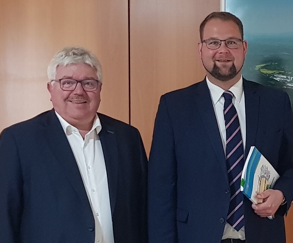 Herzberg und Ihling im Büro schauen in die Kamera