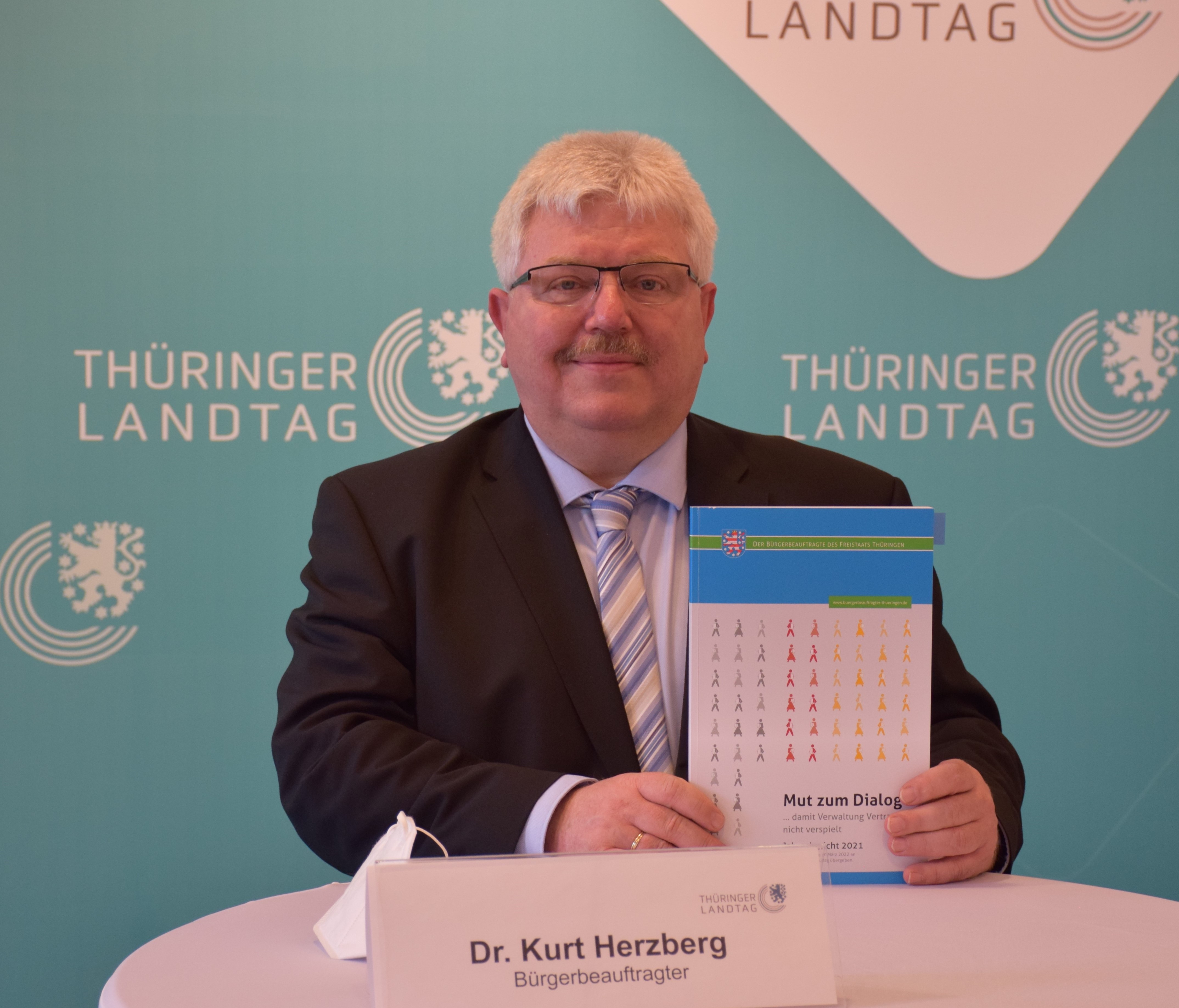 Dr. Kurt Herzberg mit einem Exemplar des Jahresberichts